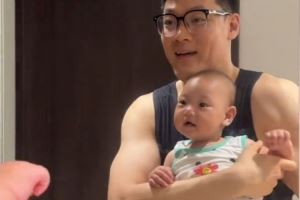 张宁妻子晒日常视频:爸爸回家的第一天 太开心啦