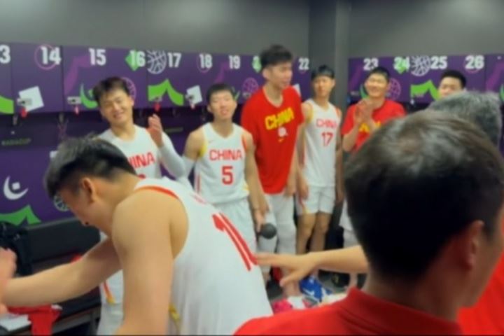 真棒!决赛加油~中国男篮淘汰新西兰 赛后更衣室变成欢乐的海洋