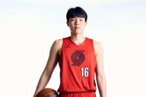 媒体人:比赛节奏很快 杨瀚森要从扎实的掩护、卡位、护筐做起
