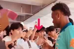人气很高!维尼修斯巴西队训练之前为球迷签名