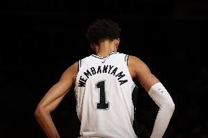 阿里纳斯：若文班场均27+12+DPOY+足够多胜场 他能当选MVP