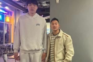  整顿小烧烤！球迷偶遇杨瀚森携女友&翻译&经纪人外出吃烧烤