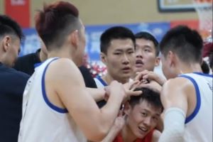 三战全胜!辽篮大胜结束丹东站热身赛 赛后按着王岚嵚喊加油